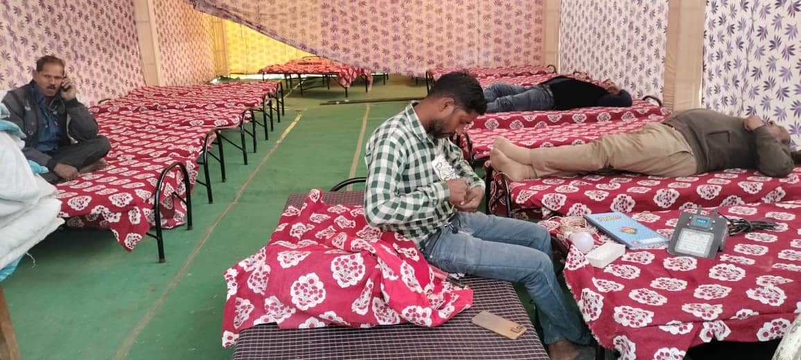 बस स्टैंड पर यात्रियों के लिए  बनाए गए रैनबसेरा में विद्युत व्यवस्था करता कर्मचारी। संवाद