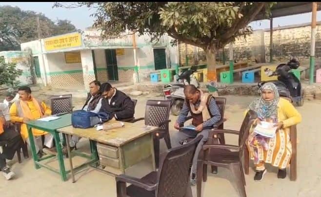 बैठक स्थगित होने पर बैठे ब्लॉक के अधिकारी। संवाद