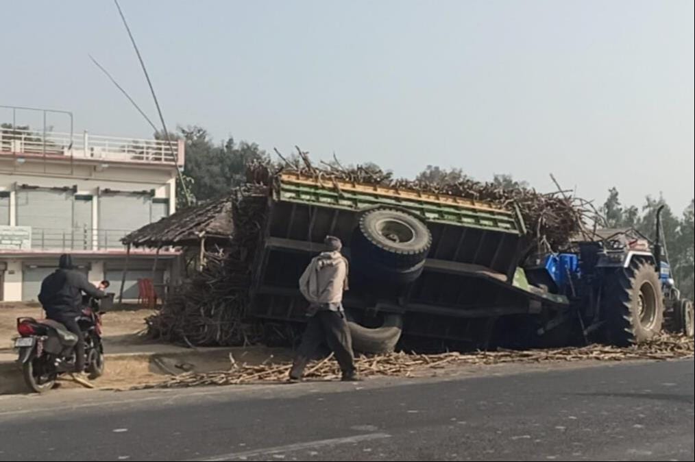 Sugarcane laden trolley overturns, three injured
