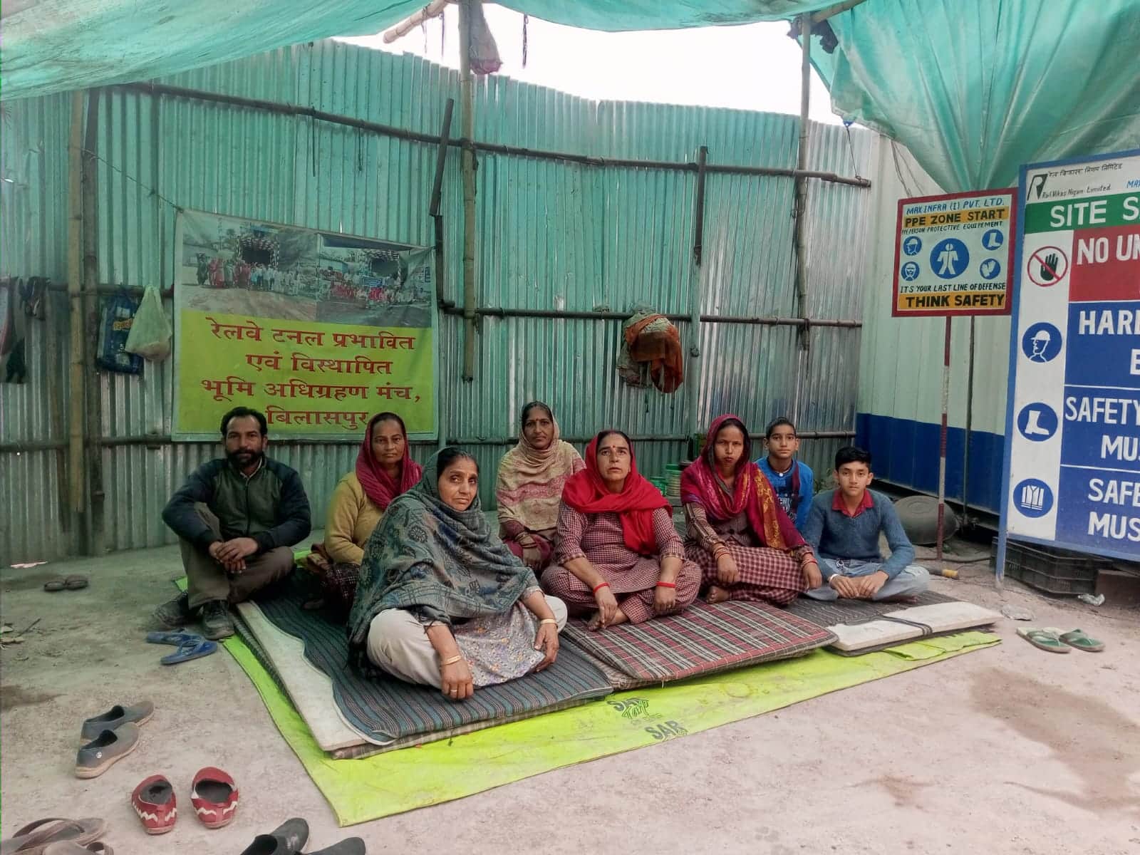 बध्यात में धरने पर बैठे प्रभावित। स्रोत: प्रभावित