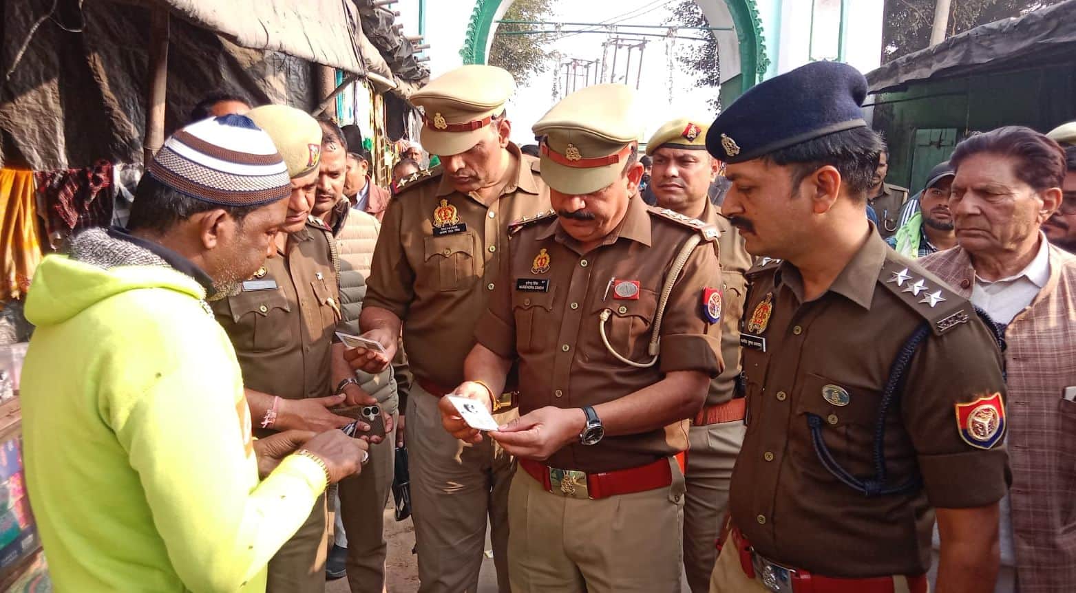 बड़े सरकार पर दुकानदारों के कागज चेक करते पुलिस कर्मी। संवाद