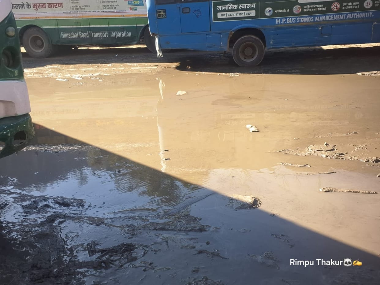 In the name of repair, mud was poured, the mechanics' feet were sinking, and the stench was also causing distress.