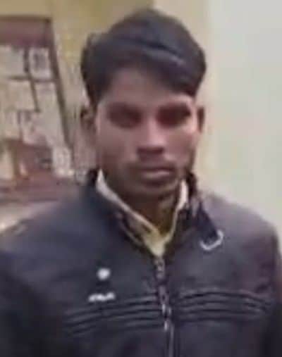 चेन लूट कांड के आरोपी को रिमांड के बाद बरामद सोने की चेन के साथ आरोपी। स्रोत-पुलिस