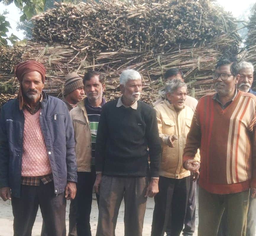 चीनी मिल गेट पर प्रदर्शन करते किसान। स्रोत किसान