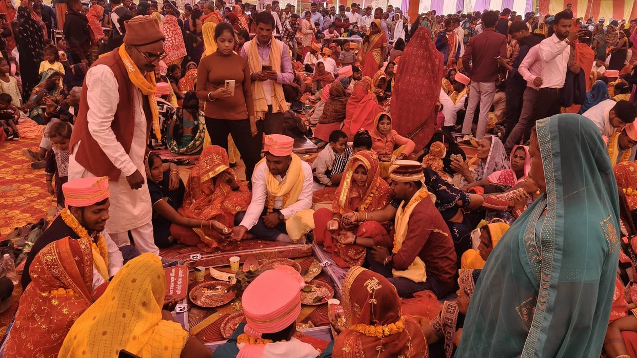 The wedding bells rang without any auspicious time, and 171 couples were married en masse.