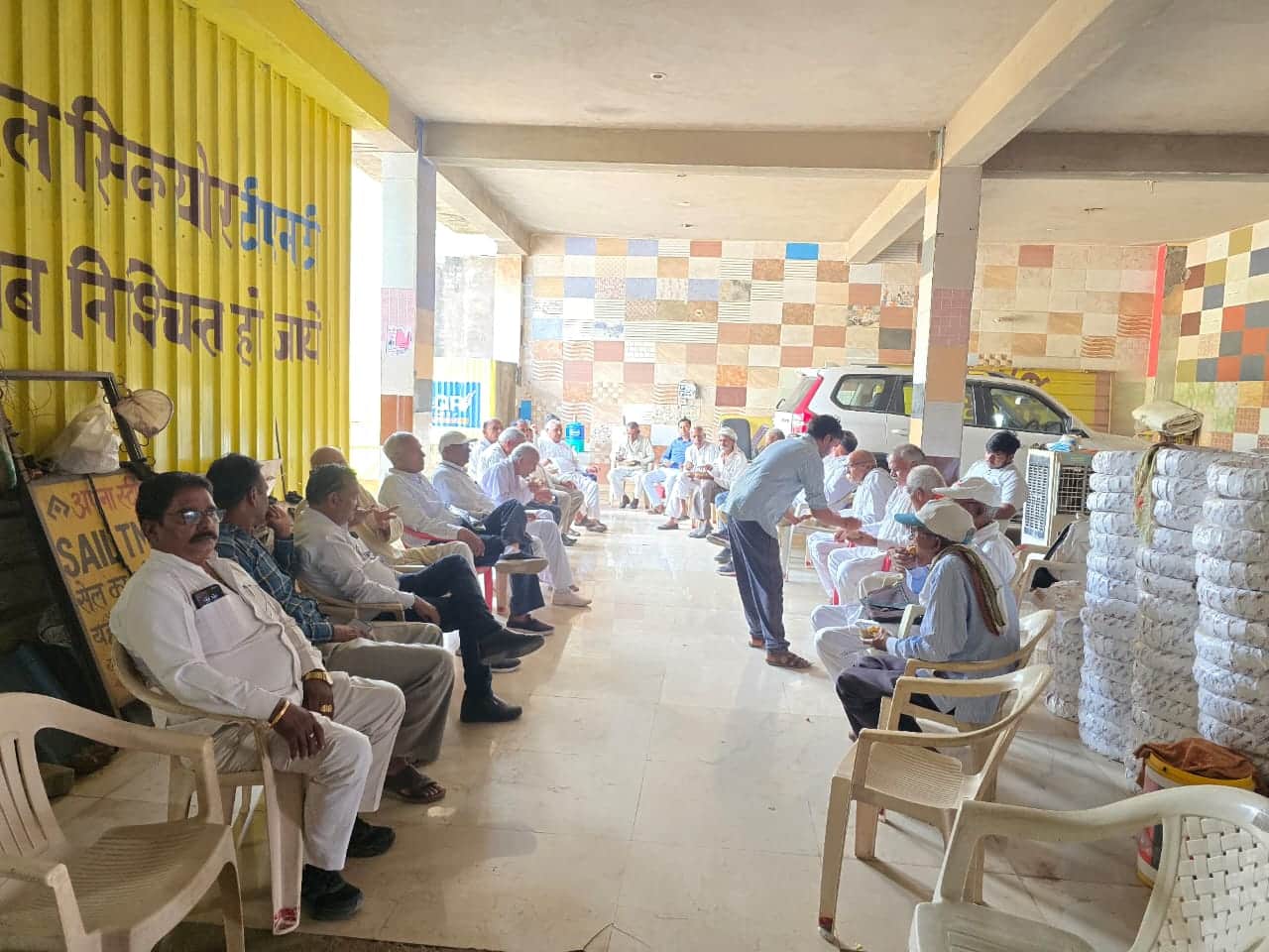 एससी विभाग के जिला अध्यक्ष रमेश ठेकेदार कार्यकर्ताओं से बातचीत करते। स्रोत : प्रवक्ता