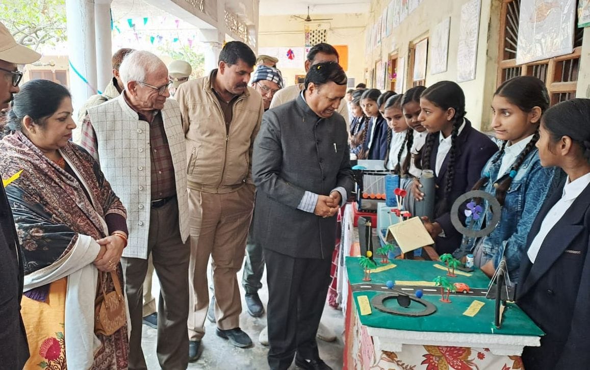 Thief alarm and hydrogen utility models were appreciated at the science exhibition.