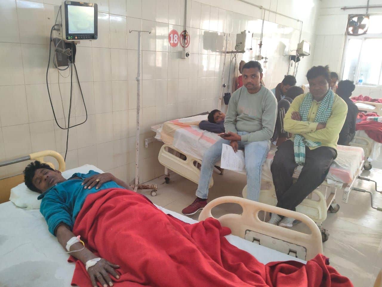 फोटो-13- जिला अस्पताल में भर्ती मारपीट में घायल, कमलेश, पास बैठे अन्य साथी। संवाद