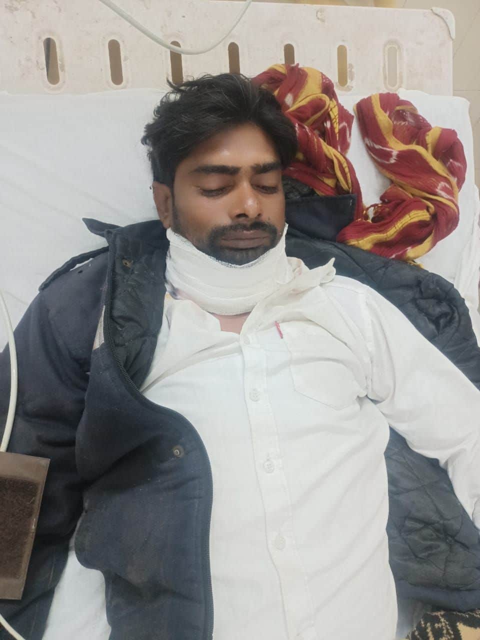 फोटो-23- जिला अस्पताल में भर्ती  संतोष। संवाद