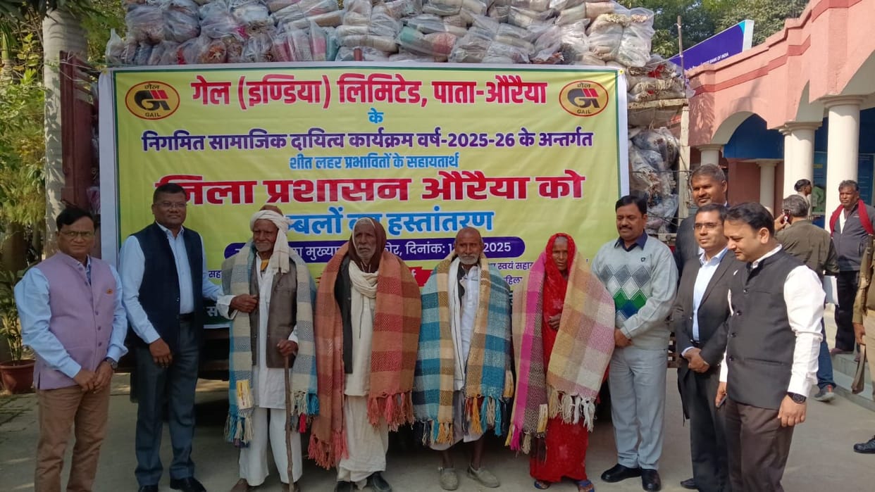 Gail handed over 1,000 blankets to the DM.Gail handed over 1,000 blankets to the DM.