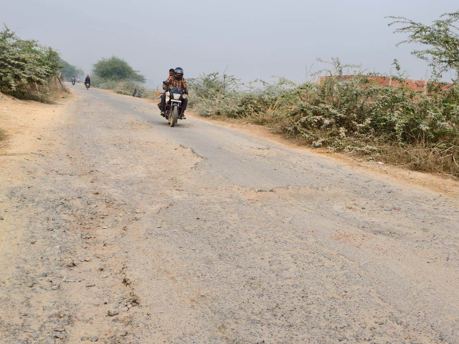 फोटो-4- क्षतिग्रस्त मंगतखेड़ा-सोहरामऊ मार्ग से गुजरता बाइक सवार। संवाद