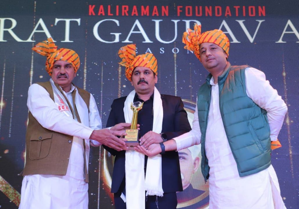 ACP Pradeep Khatri received the Bharat Gaurav Award.