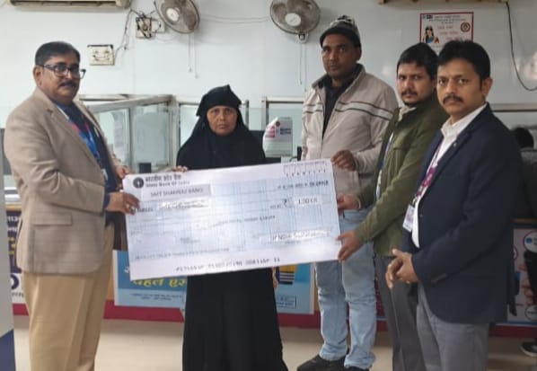 A cheque of Rs 1 crore was given to the wife of the deceased BSF jawan