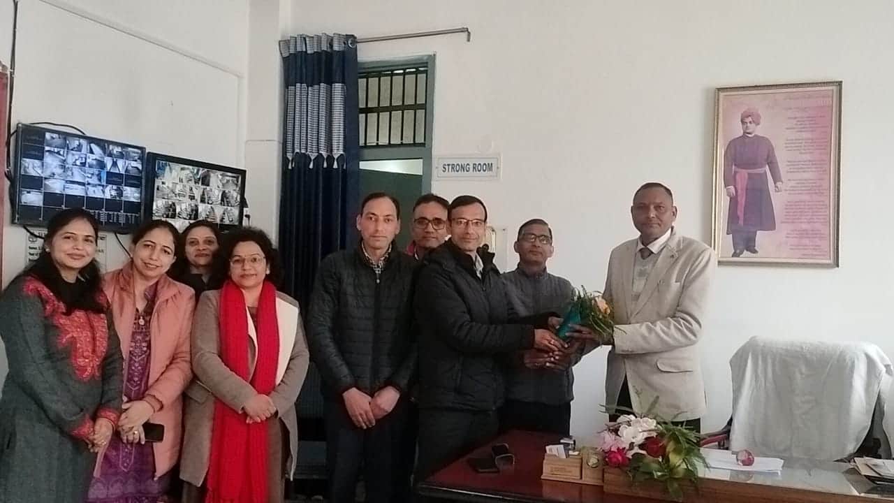 घुमारवीं कॉलेज में प्राचार्य का कार्यभार संभालने पर प्रो प्रीतम लाल का स्वागत करते स्टाफ सदस्य।