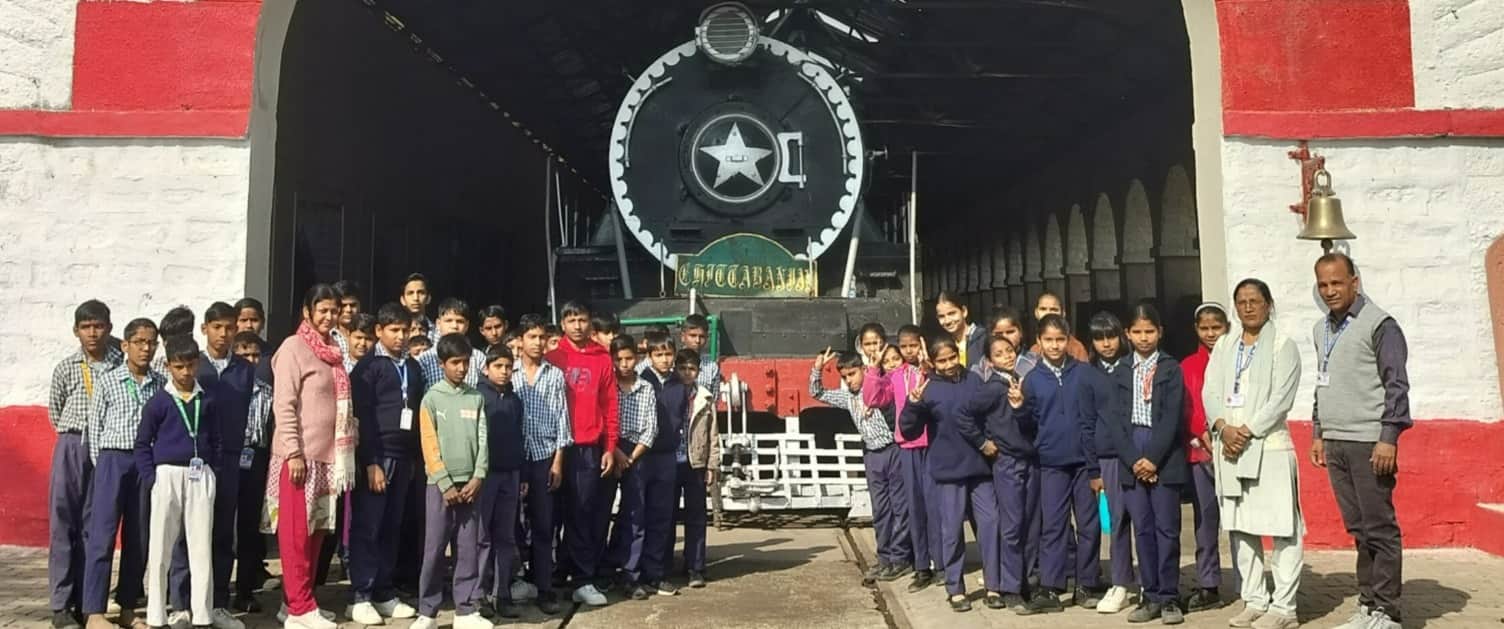 हेरिटेज स्टीम लोको शेड का भ्रमण करते विद्यार्थी। स्रोत : स्कूल