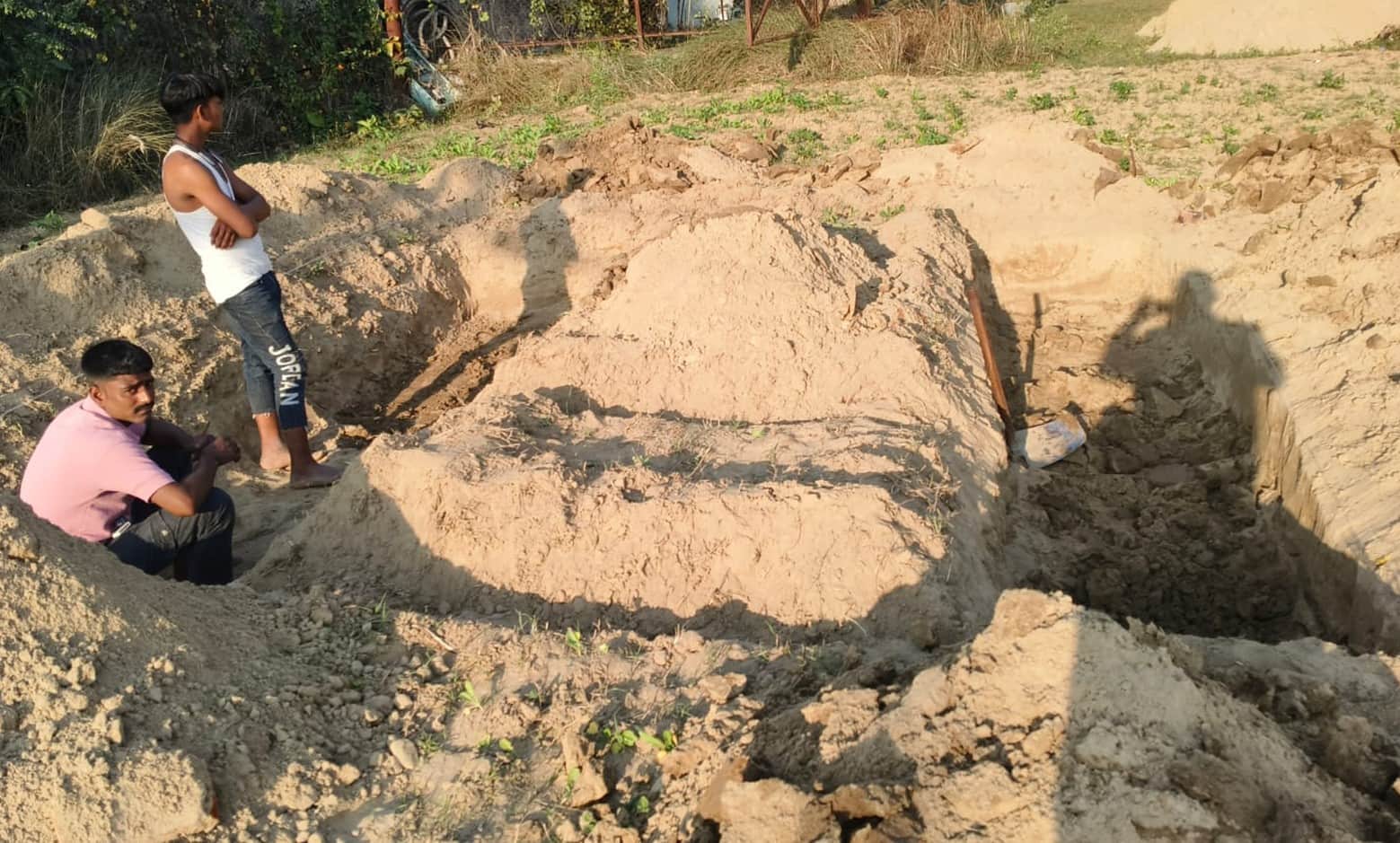  हरैया बाजार स्थित विद्युत उपकेंद्र परिसर में बन रहा परिवर्तक स्टेशन। संवाद