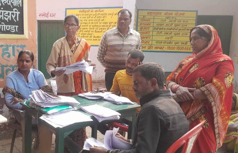 इमिलिया गुरुदयाल में एसआईआर मैपिंग करते बीएलओ। स्रोत: सोशल मीडिया 