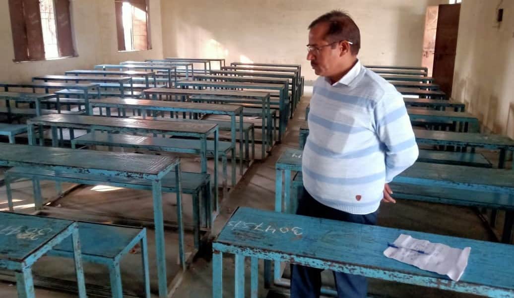 जीआईसी में प्रवेश परीक्षा को लेकर डेस्क स्लिप लगवाते शिक्षक। संवाद