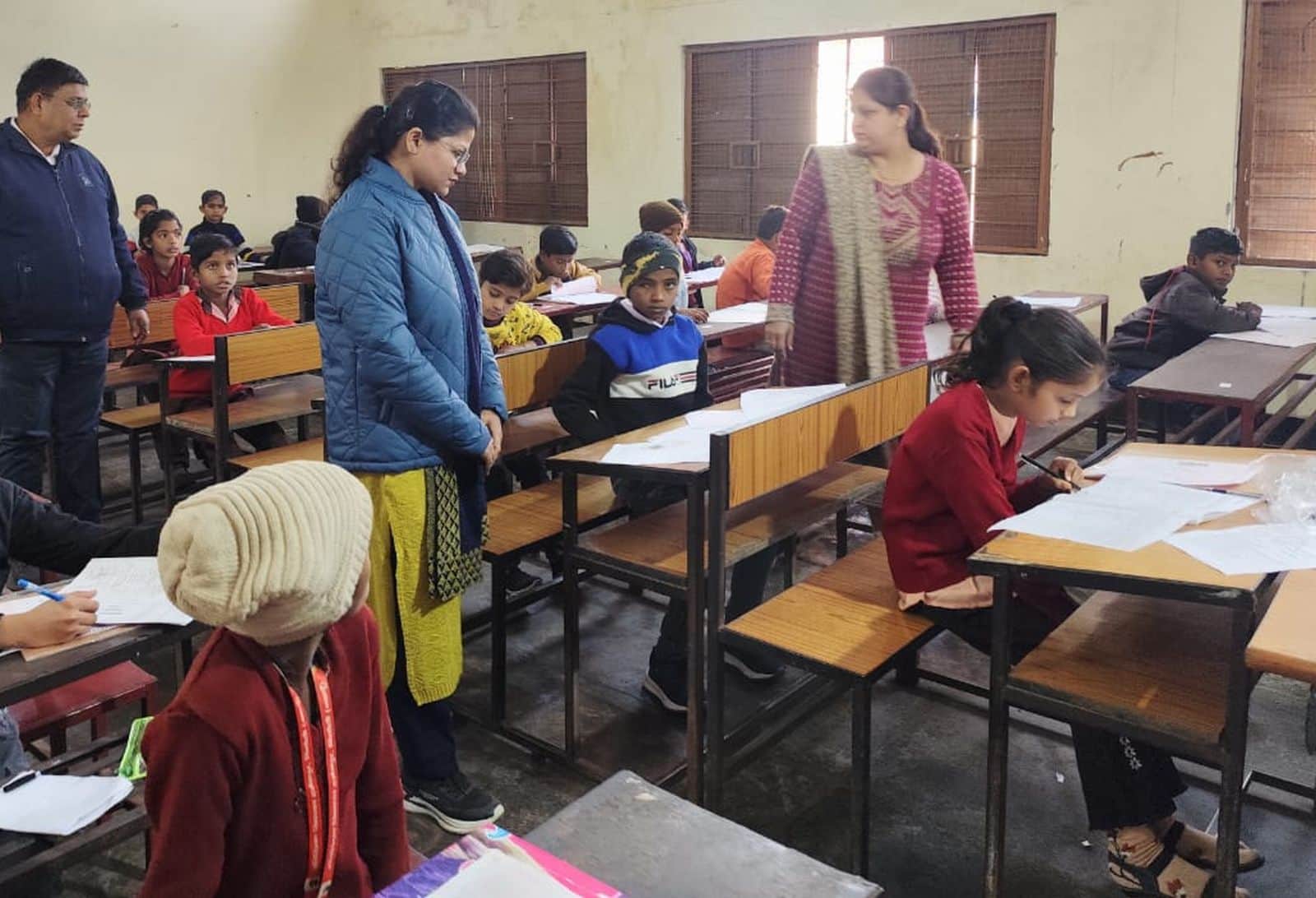 जीजीआईसी बिसौली में जवाहर नवोदय विद्यालय की प्रवेश परीक्षा देते छात्र-छात्राएं। स्रोत कॉलेज