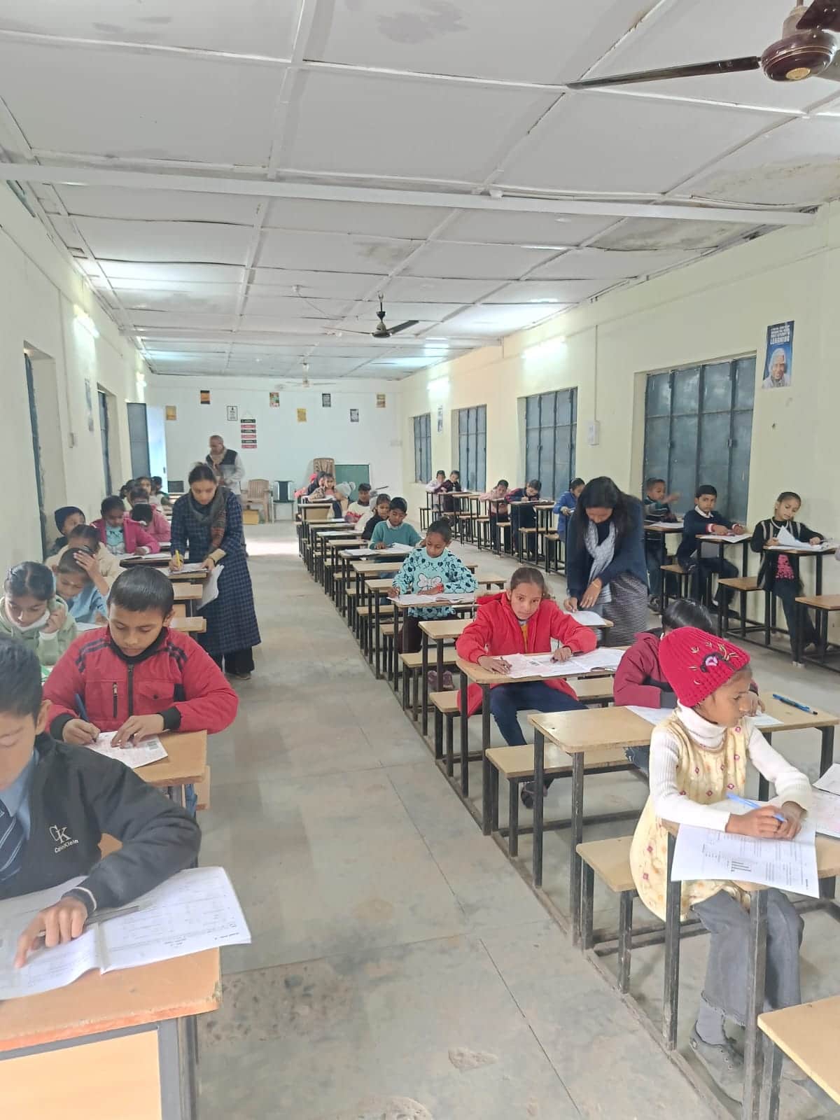 जकातखाना स्कूल में जेएनवी कोठीपुरा की छठी कक्षा की प्रवेश परीक्षा देते हुए विद्यार्थी। स्रोत: स