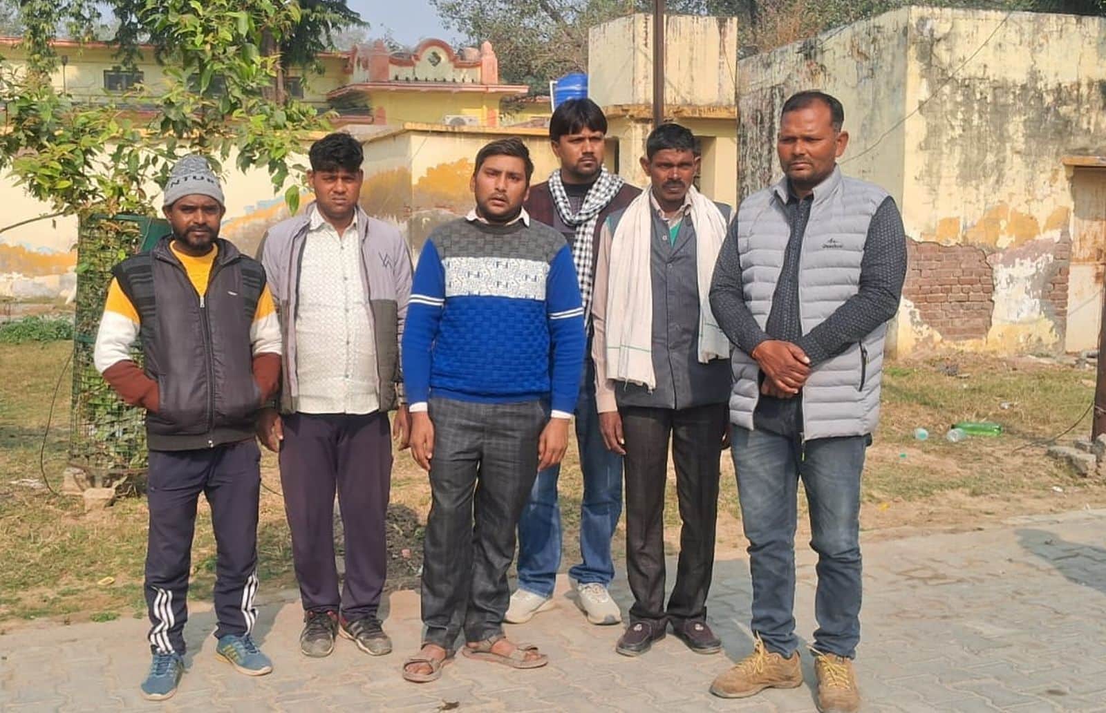 जिला अस्पताल में गमगीन खड़े हरिकिशन के परिजन । संवाद