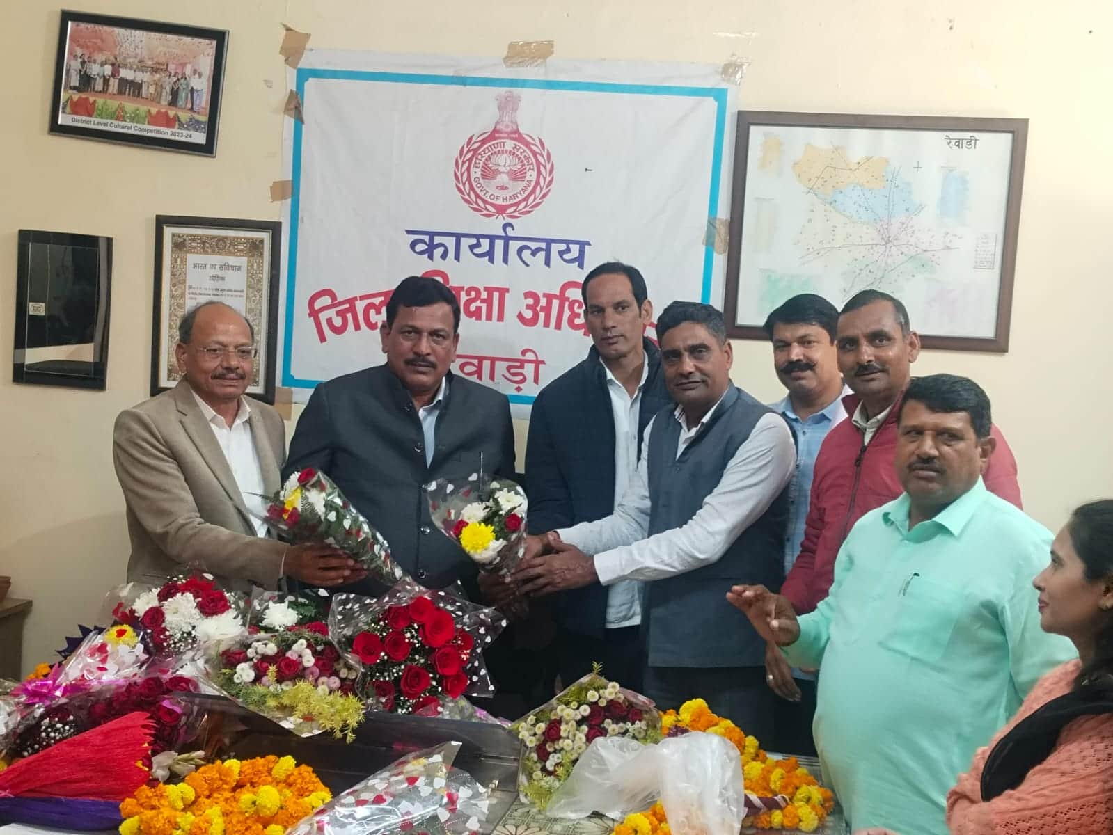 जिला शिक्षा अधिकारी बिजेंद्र हुड्डा को पदभार ग्रहण करने पर बधाई देते शिक्षक। स्रोत : संघ