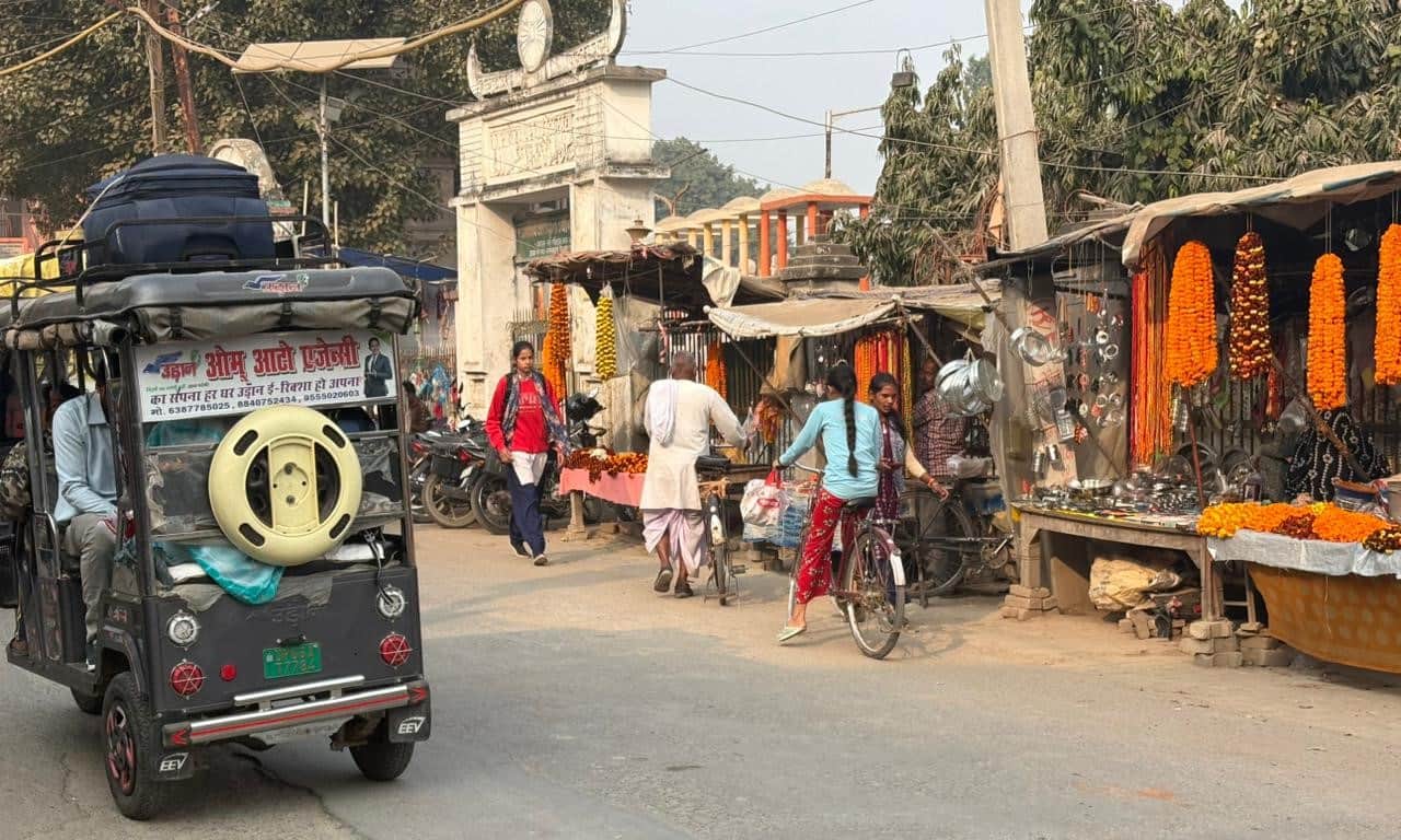 ज्ञानपुर नगर में सड़क पर लगी दुकानें। संवाद