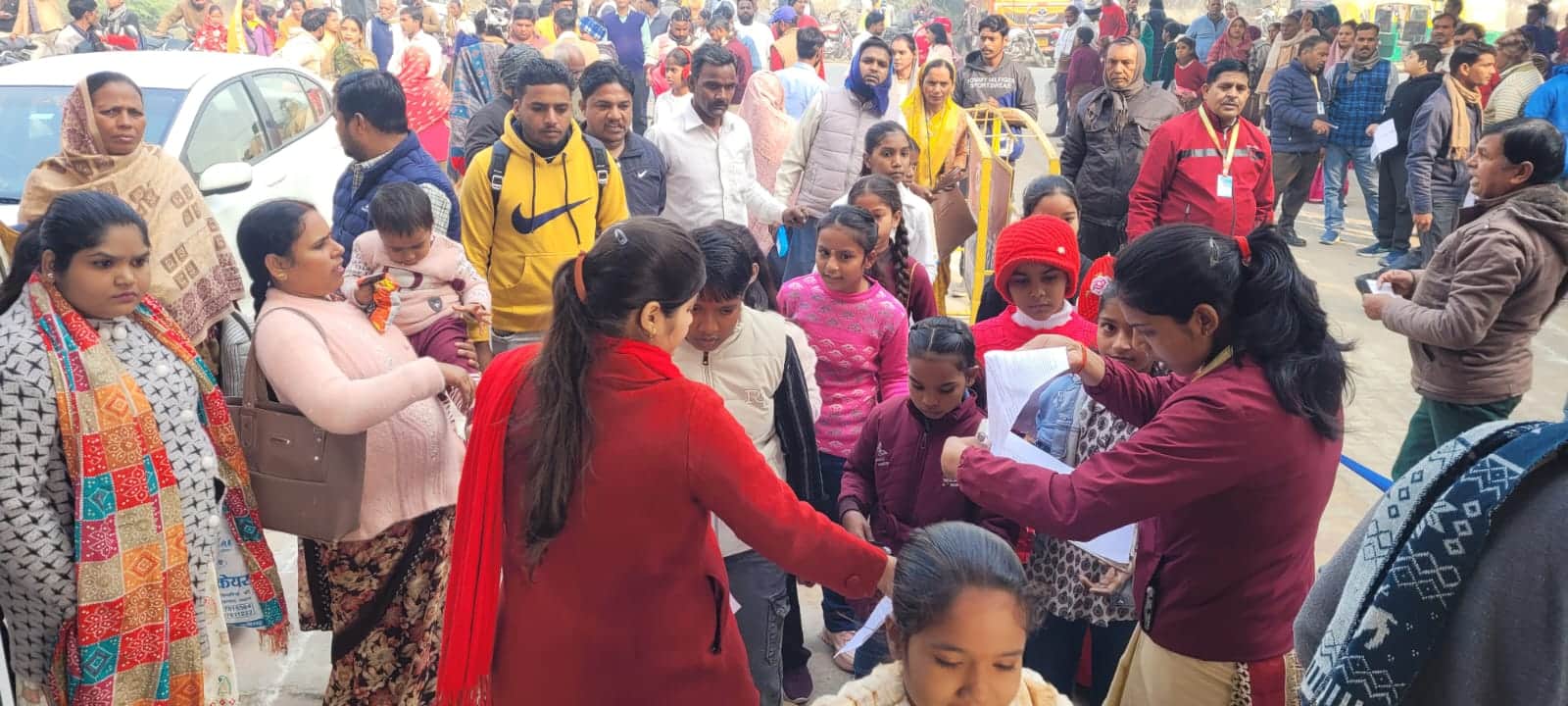 जवाहर नवोदय विद्यालय की प्रवेश परीक्षा के दौरान सरस्वती विद्या मंदिर सीनियर सेकेंडरी स्कूल में 