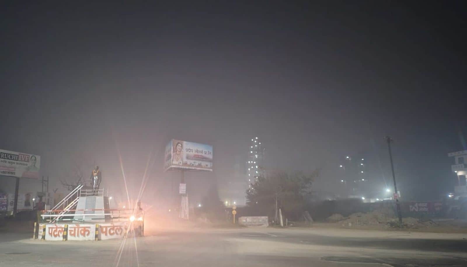 कोहरे के चलते वाहनों की थमी रफ्तार। संवाद