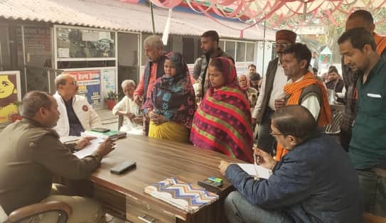 करनैलगंज कोतवाली में जनसमस्याएं सुनते कोतवाल नरेंद्र प्रताप राय। - संवाद 