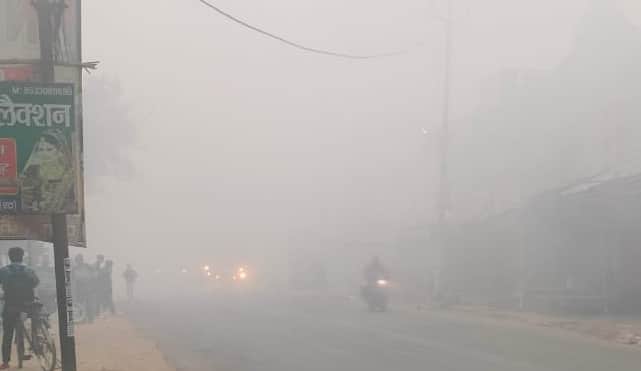 कस्बा अवागढ़ में एटा-अलीगंज मार्ग पर कोहरे की वजह से टिमटिमाती नजर आतीं वाहनों की लाइटें। संवाद