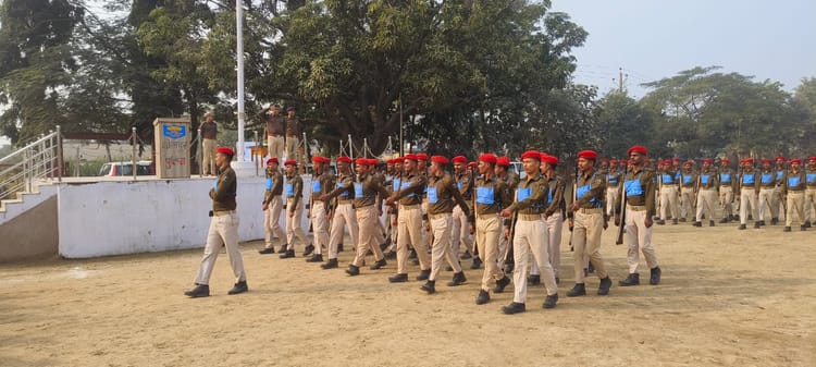 Bihar News: भोजपुर में डीआईजी ने सिपाहियों के प्रशिक्षण का किया निरीक्षण, अनुशासन और जनसेवा पर जताया जोर