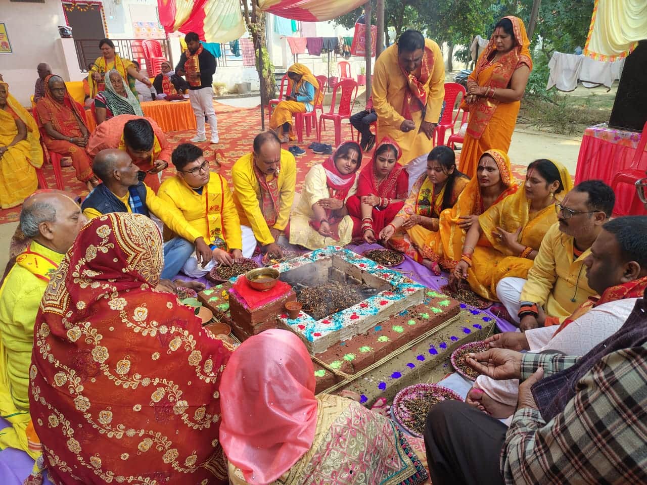 कटेहरी के शुकुलपट्टी में श्रीमद्भागवत कथा के समापन के बाद शनिवार को हवन-यज्ञ करते श्रद्धालु