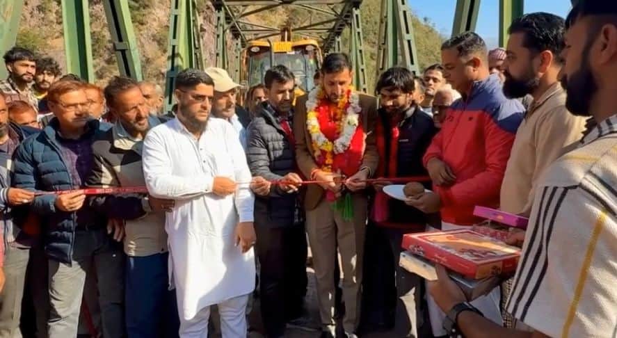 कटली मल्हार सड़क का उद्घाटन करते विधायक रामेश्वर सिंह