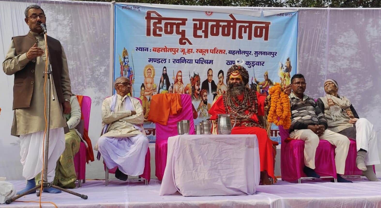 कुड़वार के बहलोलपुर में आयोजित हिंदू सम्मेलन को संबोधित करते वक्ता।