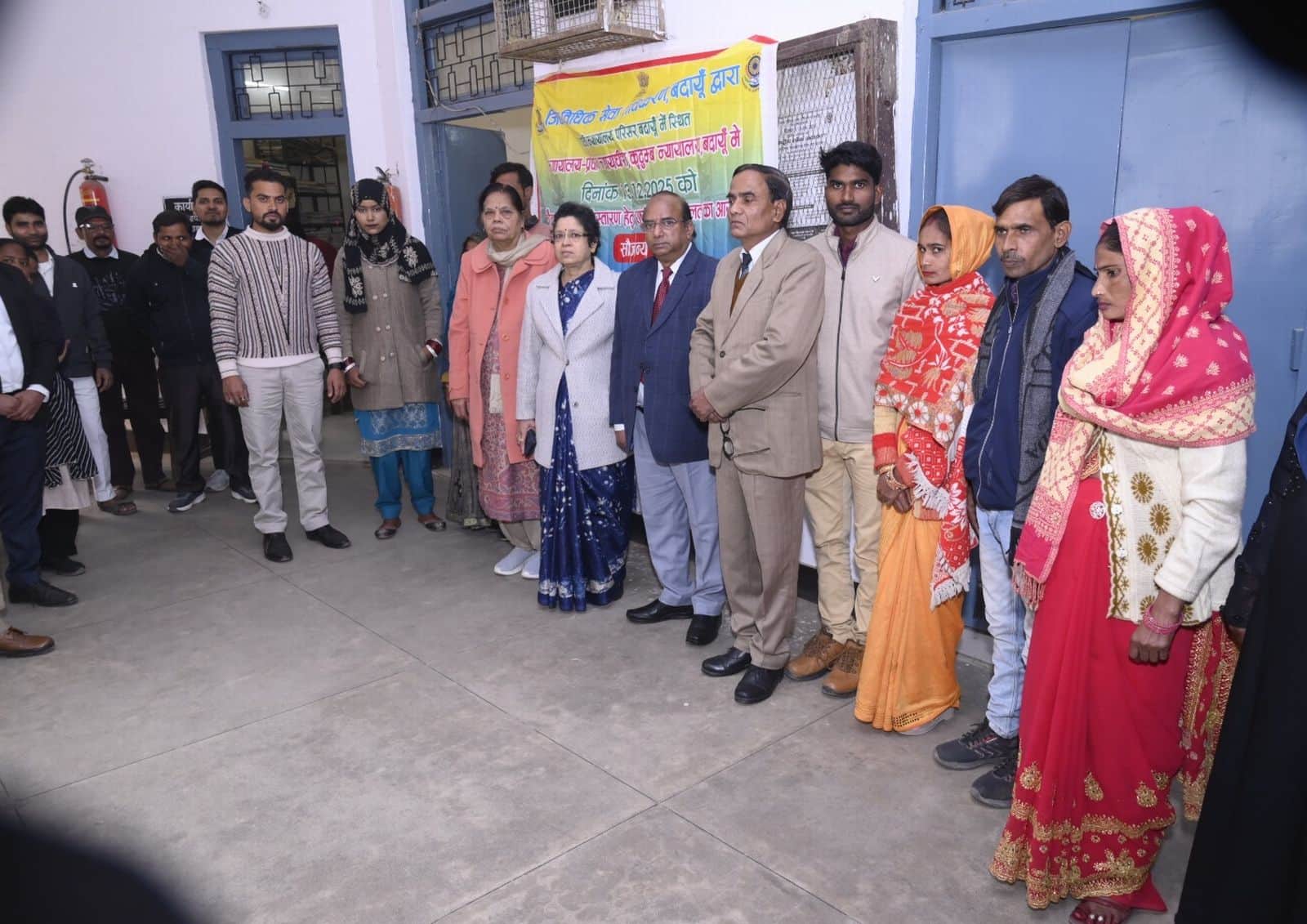 लोक अदालत में मामलों के निस्तारण के बाद खड़े लोग। स्रोत- विभाग