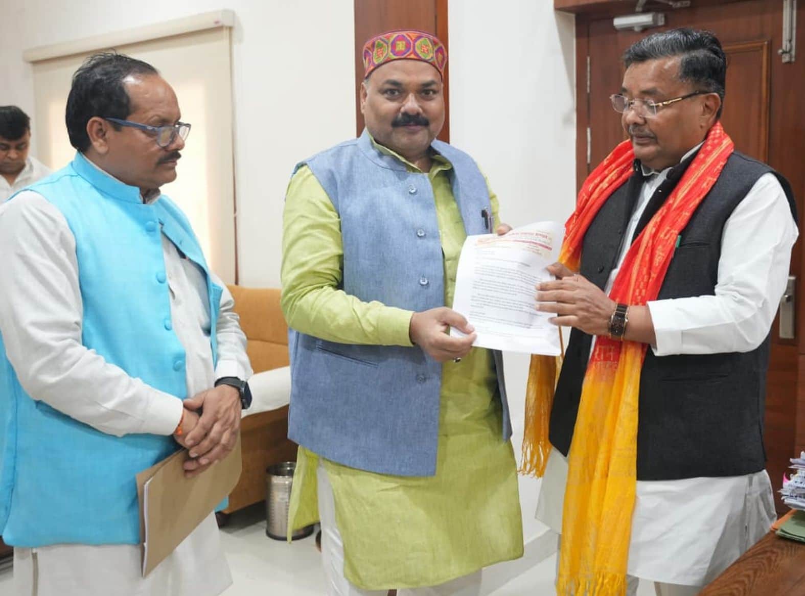 लखनऊ में पर्यटन मंत्री जयवीर सिंह को ज्ञापन देते व्यापारी नेता रवींद्र त्रिपाठी।