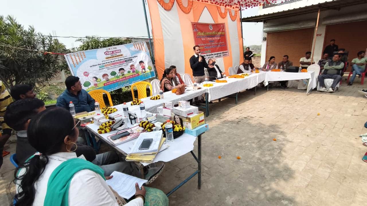 लोधौर में ग्रामीणों को विभागीय जानकारी देते अतिथि। स्रोत- ग्रामीण