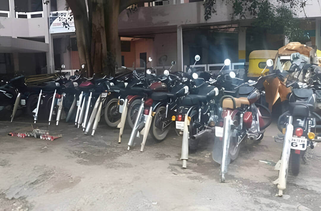 मोडिफाइड साइलेंसर की जब्त बाइकें। संवाद