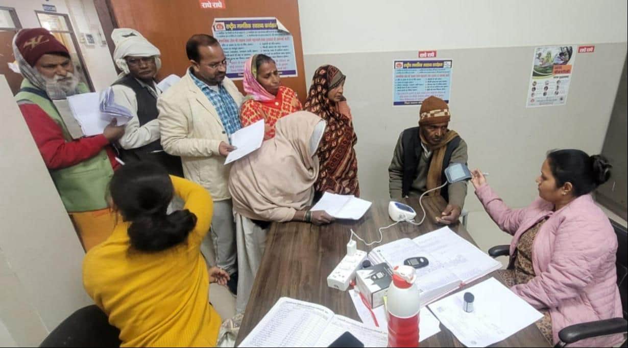 मेडिकल कॉलेज के एनसीडी विभाग में मरीजों का रक्तचाप चेक करते स्वास्थ्यकर्मी। संवाद