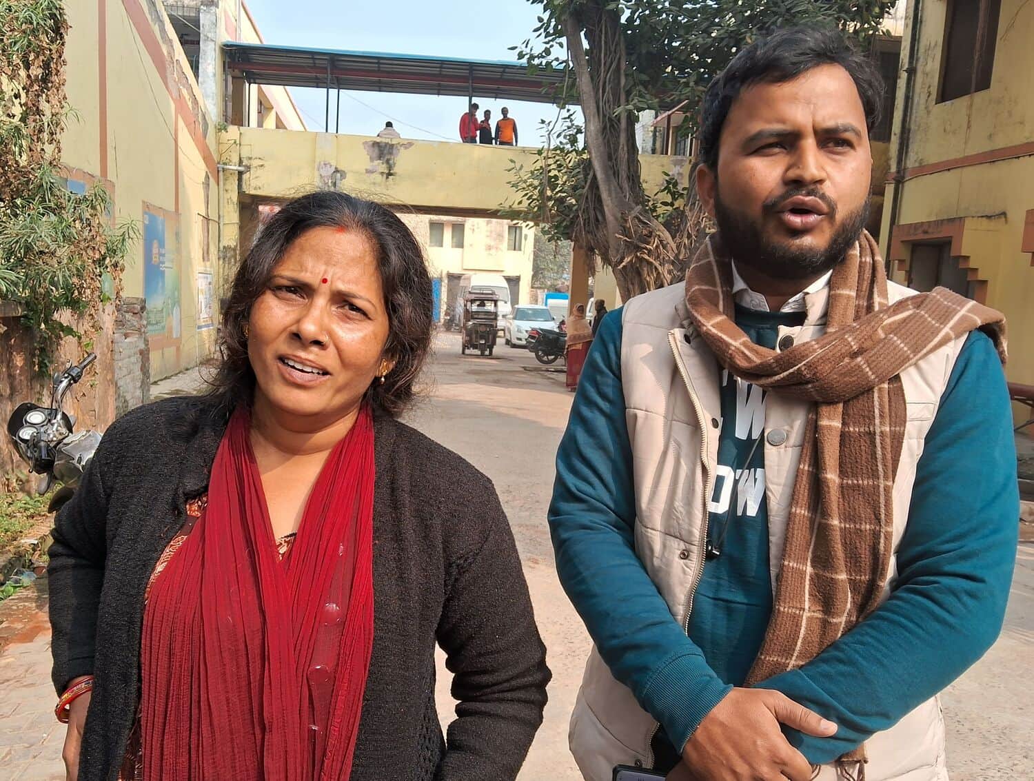  मेडिकल काॅलेज में महिला की मौत के बाद रोते परिजन।