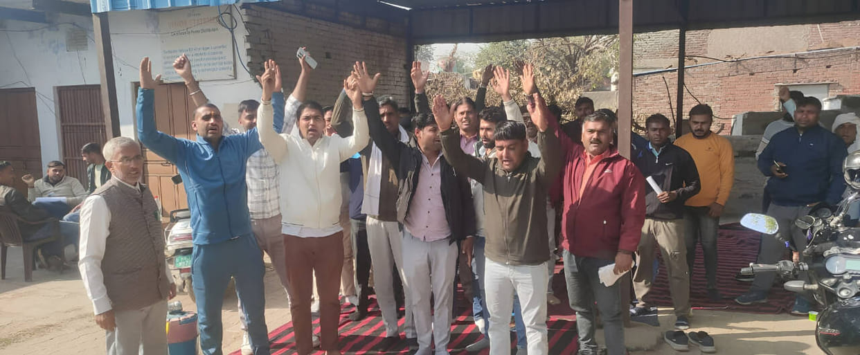 Employees protested against the online transfer policy.