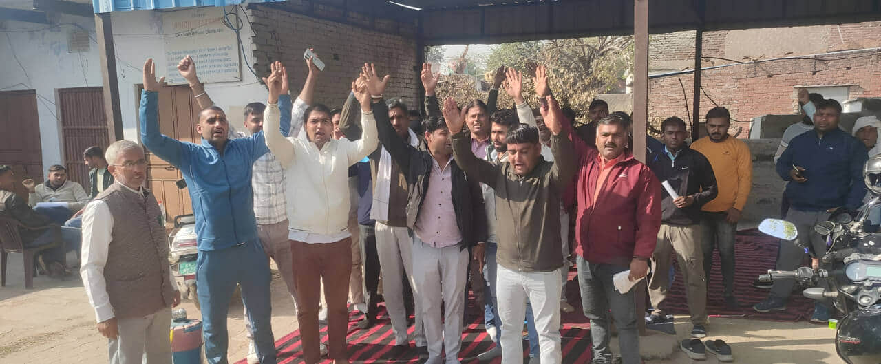 मांगों को लेकर प्रदर्शन करते बिजली निगम के कर्मचारी। स्रोत : यूनियन