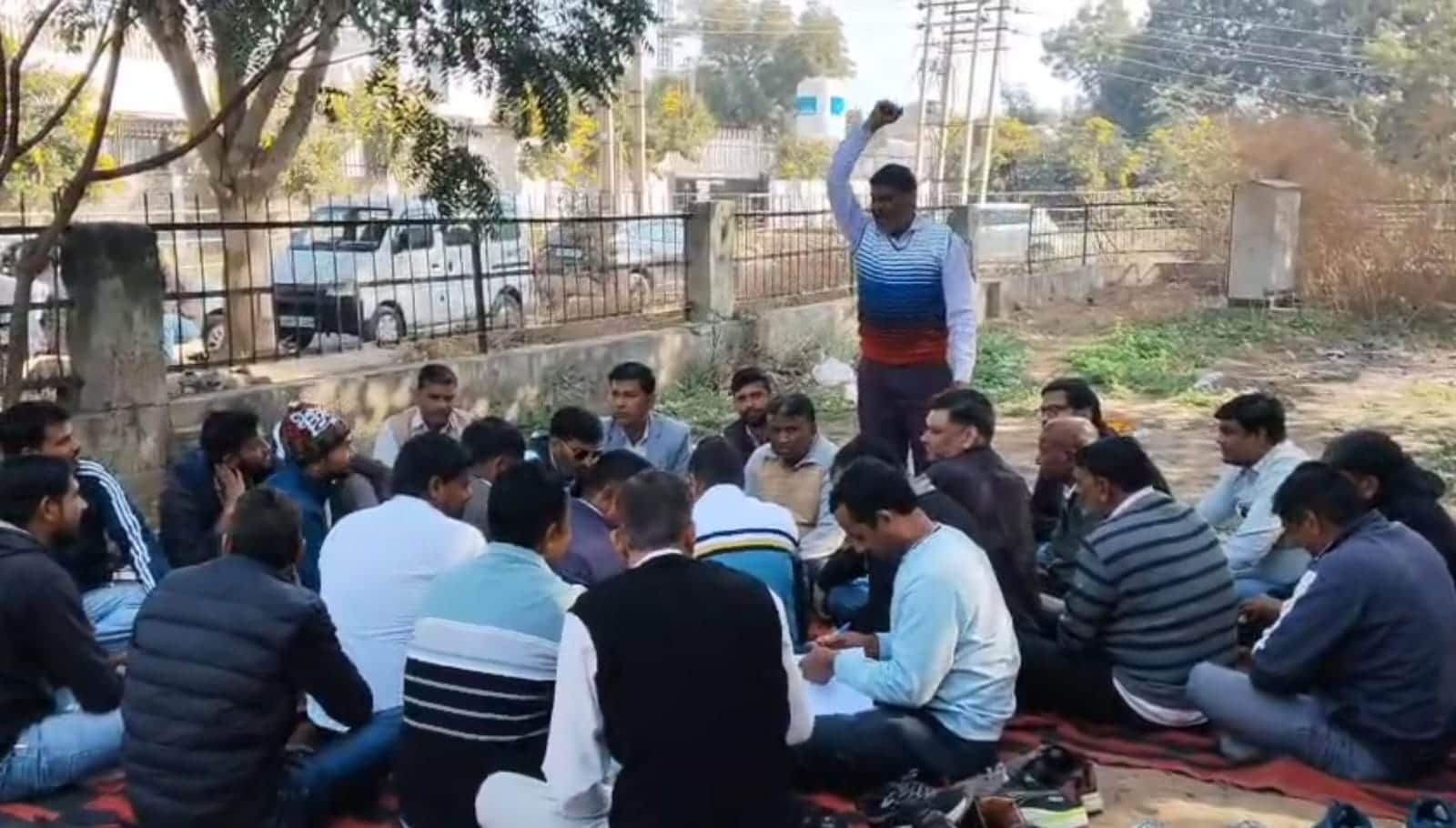 मांगों को लेकर प्रदर्शन करते कर्मचारी। संवाद