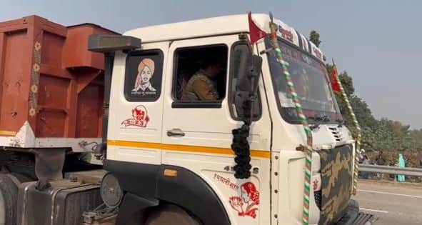 महिला की मौत के बाद ट्रेलर को ले जा रही पुलिस। संवाद