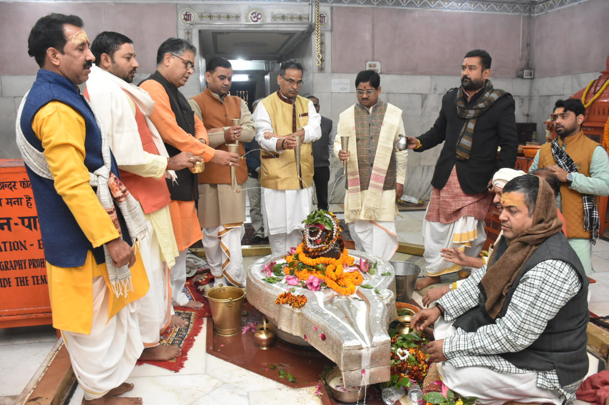 Rudrabhishek was performed at Shri Vishwanath Temple on Mahamana Jayanti