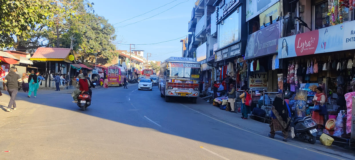 Ustad ji, move the bus forward, there is a traffic jam behind, where should I park the answer, there is no bus stand here.