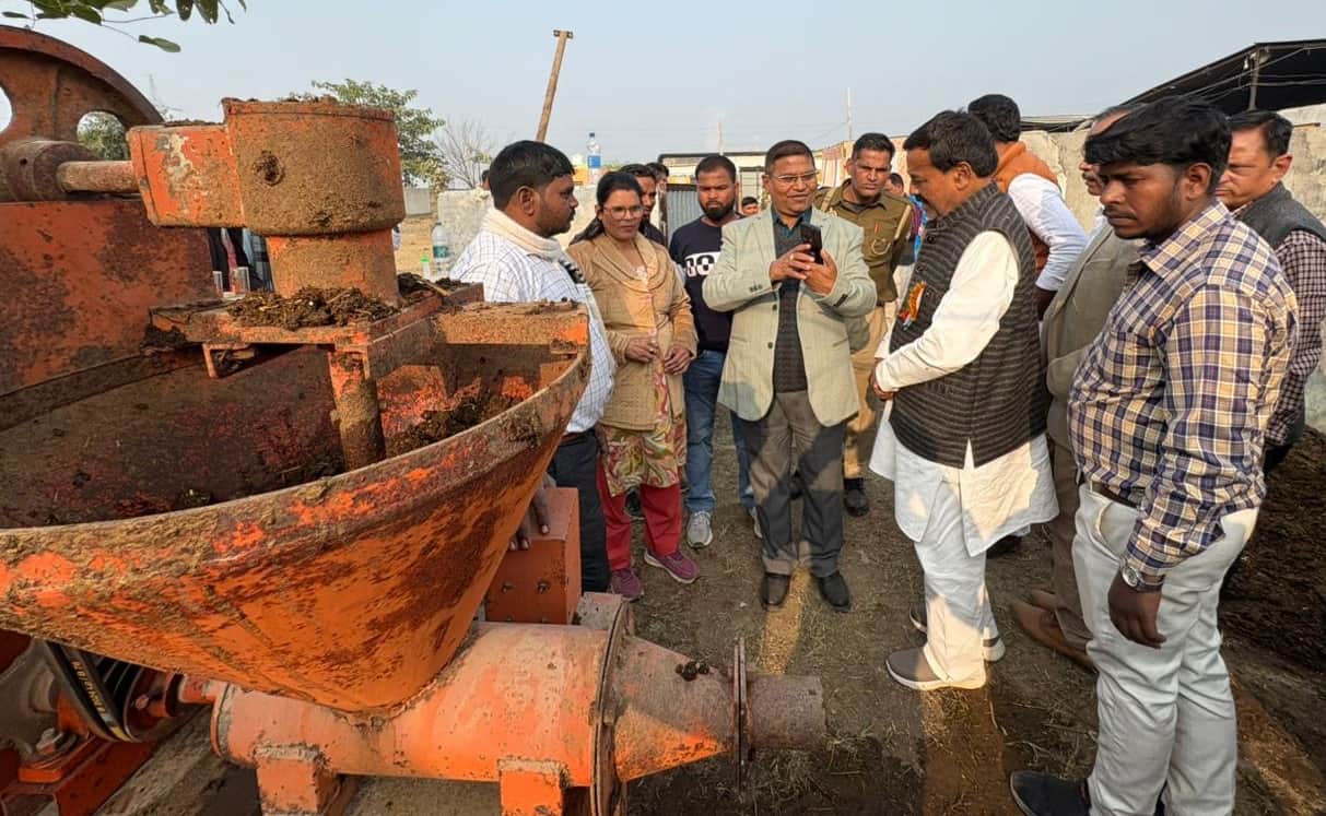 मलावन गोशाला में गोकाष्ठ मशीन के देखते भाजपा जिलाध्यक्ष व सीडीओ। सूचना विभाग