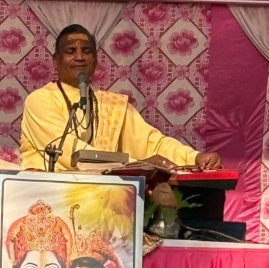 The narrator narrated the story of Sita-Rama's marriage to the devotees.