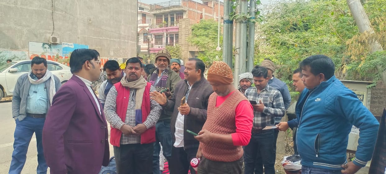 Electricity contract workers, enraged over the breach of promise, surrounded the XEN office